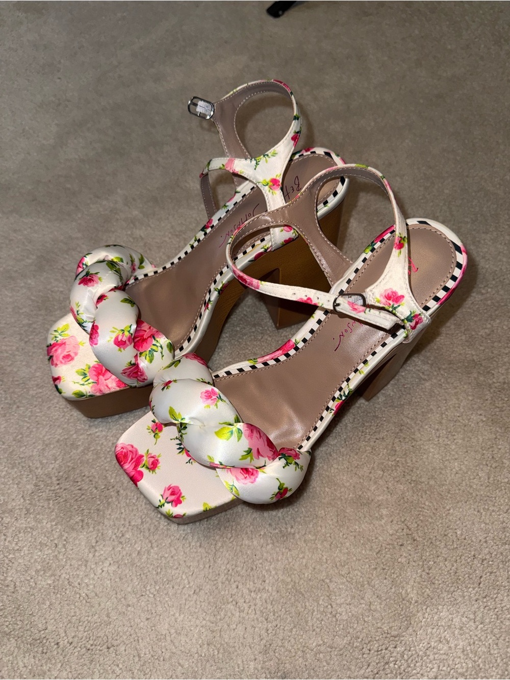 Betsey Johnson White Floral Block Heel Sandals with Pink Roses open toe size 9